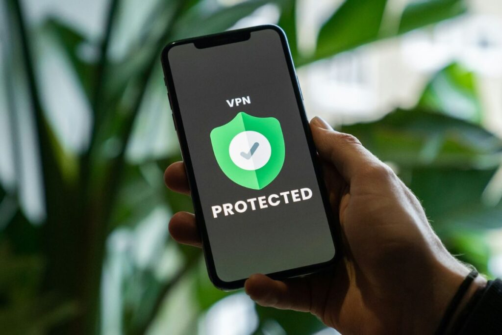 Imagen de un movil mostrando las palabras VPN y Protegido